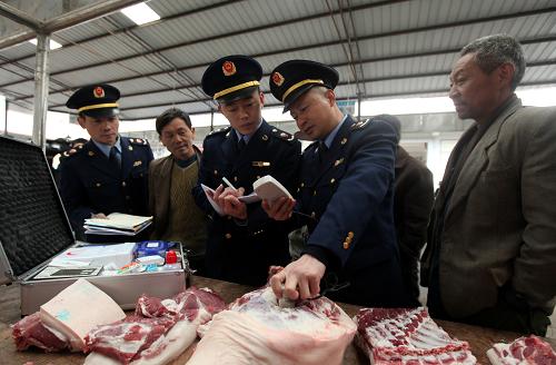 3月22日,工商執(zhí)法人員在四川華鎣市陽和鎮(zhèn)農(nóng)貿(mào)市場檢測在售豬肉是否含“瘦肉精”。新華社發(fā)(邱海鷹 攝)