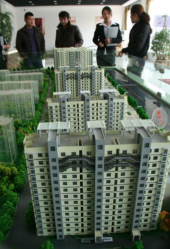 3月22日,山東省臨沂市郯城縣市民在一商品房樓盤選購房子。新華社發(fā)(張春雷 攝)