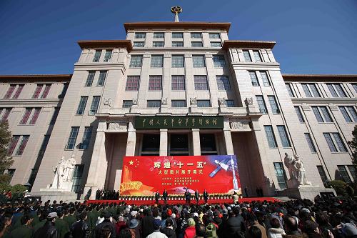 3月22日,《輝煌“十一五”》大型圖片展在北京中國人民革命軍事博物館開幕。本次展覽由中共中央宣傳部、國家發(fā)展和改革委員會主辦,新華通訊社承辦。展覽通過600多幅照片,從政治、經(jīng)濟(jì)、外交、國防、科技等方面充分展示過去五年中我國取得的輝煌成就。首都各界群眾上千人參觀展覽。新華社發(fā)(李方宇 攝)