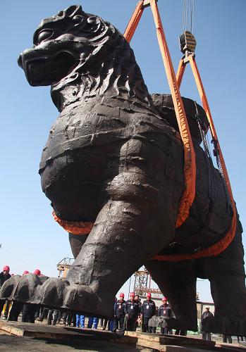 3月24日,重約120噸的新滄州鐵獅子被從砂??又械醭?。當(dāng)日,仿照國寶滄州鐵獅子鑄造的新滄州鐵獅子,在滄州泊頭一家鑄造公司被吊出砂??樱c世人見面。經(jīng)專家現(xiàn)場驗(yàn)證,鑄造完全成功。新滄州鐵獅子的造型仿照原鐵獅子而來,補(bǔ)齊了原鐵獅子缺失的尾巴和下巴,體積是原鐵獅的1.32倍,重約120噸。新滄州鐵獅子將于3月27日安放在滄州獅城公園供游人觀賞。新華社發(fā)(傅新春 攝)