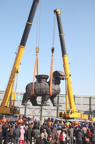 3月24日,重約120噸的新滄州鐵獅子被從砂模坑中吊出。新華社發(fā)(傅新春 攝)