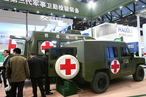 3月25日,觀眾在展覽會上了解軍用戰(zhàn)地醫(yī)療救援設備。當日,第23屆國際醫(yī)療儀器設備展覽會在北京國家會議中心開幕。本次展會匯集了來自20多個國家和地區(qū)的512家展商參展,眾多觀眾到場參觀。新華社發(fā)(趙冰 攝)