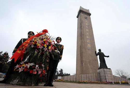 4月2日,武警戰(zhàn)士準(zhǔn)備向雨花臺烈士紀(jì)念碑敬獻(xiàn)花籃。當(dāng)日,江蘇省暨南京市各界清明憑吊革命先烈活動在南京雨花臺烈士陵園舉行,部隊官兵、中小學(xué)校師生、烈士親屬、市民群眾等各界人士2000多人參加憑吊活動,表達(dá)對先烈的緬懷和崇敬之情。新華社記者 孫參 攝