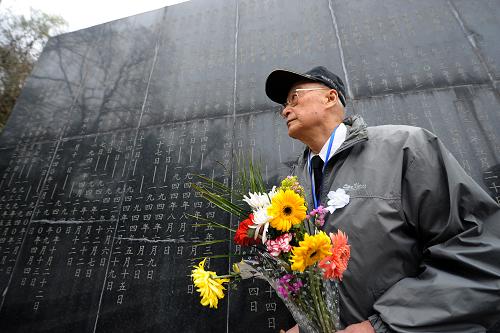 4月2日,86歲的張汝煐老人在抗日航空烈士紀(jì)念碑前憑吊自己的兄長。當(dāng)日,抗日航空烈士家屬、學(xué)生、南京航空聯(lián)誼會、南京抗日航空紀(jì)念館以及南京各界人士600余人在南京抗日航空烈士紀(jì)念碑前舉行祭奠儀式,憑吊抗日航空烈士。新華社記者 韓瑜慶 攝