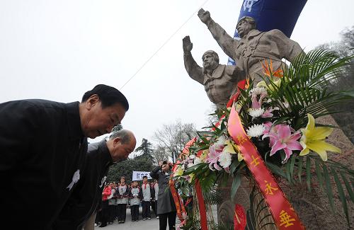 4月2日,參加憑吊儀式的代表向抗日航空烈士行鞠躬禮。新華社記者 韓瑜慶 攝