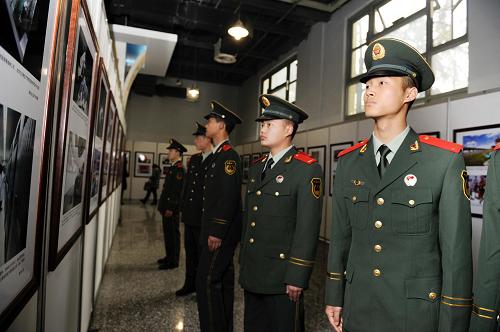 4月2日,在四川科技館,武警戰(zhàn)士在觀看展出圖片。新華社記者 李橋橋攝