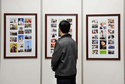 4月2日,在四川科技館,市民在觀看展出圖片。新華社記者 李橋橋攝