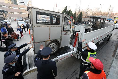 4月2日,聯(lián)合執(zhí)法隊將查獲的黑摩的裝車。新華社記者張宇攝
