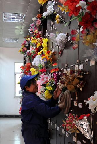 一名工作人員在南昌瓊山墓園的骨灰堂打掃(3月31日攝)。南昌市唯一的國有墓園——瓊山墓園2000年修建的大型骨灰堂每年僅需要收取費(fèi)用50元,但受“入土為安”傳統(tǒng)觀念影響,3萬多個(gè)骨灰格位至今只售出不到1000個(gè)。新華社記者 胡錦武攝
