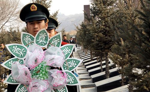 4月3日,西寧消防支隊(duì)的武警官兵祭奠犧牲戰(zhàn)友。 當(dāng)日是清明假期第一天,青海社會(huì)各界人士來到西寧市烈士陵園祭奠英烈。 新華社記者 王博 攝