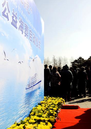 4月3日,長春市民排隊(duì)等候領(lǐng)取公益海葬申請表。 當(dāng)日,長春第二屆公益海葬啟動(dòng)儀式在長春息園舉行。目前,已有600余位長春市民提交了公益海葬申請。 新華社記者林宏攝