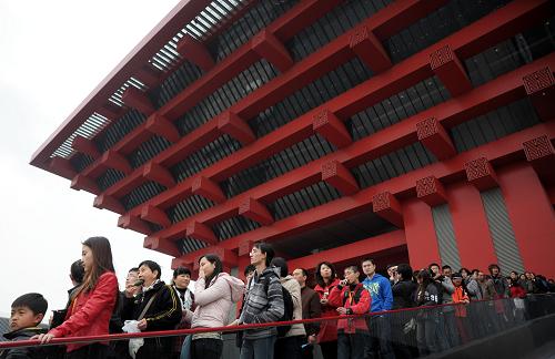 4月3日,游客在上海世博會中國館參觀。新華社發(fā)