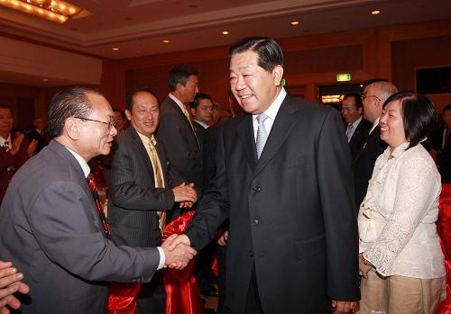 4月10日,全國政協(xié)主席賈慶林在悉尼出席澳大利亞新南威爾士州華僑華人舉行的歡迎午宴并發(fā)表講話。這是歡迎宴會開始前,賈慶林與華僑華人親切握手。新華社記者 劉衛(wèi)兵 攝