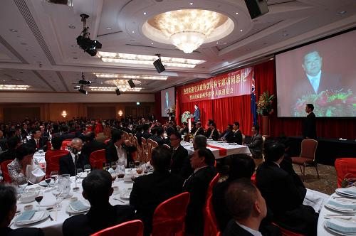 4月10日,全國政協(xié)主席賈慶林在悉尼出席澳大利亞新南威爾士州華僑華人舉行的歡迎午宴并發(fā)表講話。新華社記者 劉衛(wèi)兵 攝