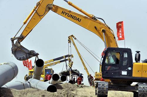 4月9日,建設(shè)者在鋪設(shè)連接澤普至喀什的天然氣輸氣管道。新疆澤普至喀什輸氣管道全長(zhǎng)266公里,是南疆天然氣利民工程的重要組成部分。2010年7月中旬,南疆天然氣利民工程全面開(kāi)工建設(shè),工程將建成6條總長(zhǎng)度約2500公里的天然氣主干管道,與之前“氣化南疆”已有的天然氣主干管道形成環(huán)繞塔里木盆地的輸氣管網(wǎng)。管道氣可惠及喀什、和田和克孜勒蘇柯?tīng)柨俗巫灾沃莸鹊?,使南疆三地?5個(gè)縣市和21個(gè)農(nóng)牧團(tuán)場(chǎng)600多萬(wàn)名各族群眾全部用上天然氣。工程建成后,每年輸送天然氣23億立方米,當(dāng)?shù)厝罕妼氐赘鎰e燒柴做飯時(shí)代。新華社記者 沈橋 攝