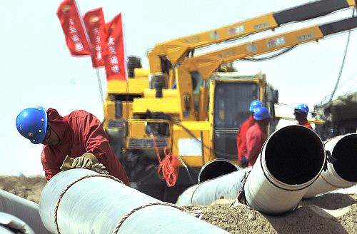 4月9日,建設(shè)者在鋪設(shè)連接澤普至喀什的天然氣輸氣管道。新華社記者 沈橋 攝