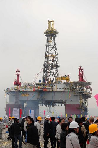 4月10日,煙臺(tái)中集來福士為巴西客戶建造的第二座深水半潛式鉆井平臺(tái)在煙臺(tái)芝罘島交付。新華社發(fā)