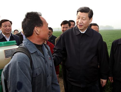 近日,中共中央政治局常委、中央書記處書記、國家副主席習(xí)近平在安徽調(diào)研。這是4月8日,習(xí)近平走進(jìn)太和縣舊縣鎮(zhèn)張槐村田間,與正在忙農(nóng)活的村民親切交談,了解當(dāng)?shù)剞r(nóng)業(yè)生產(chǎn)情況。新華社記者 蘭紅光 攝