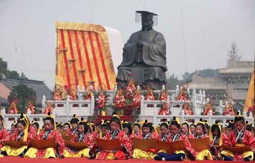 4月10日,在2011中國(guó)(無(wú)錫)吳文化節(jié)開(kāi)幕式上,當(dāng)?shù)匦W(xué)生們頌讀詩(shī)文。當(dāng)日,為期一周的2011中國(guó)(無(wú)錫)吳文化節(jié)開(kāi)幕式暨祭祀泰伯典禮在江蘇無(wú)錫鴻山吳文化廣場(chǎng)舉行。本屆吳文化節(jié)的主題為“傳承吳地文明、實(shí)現(xiàn)文化振興”,期間將舉行惠山民俗文化廟會(huì)、彩船巡游古運(yùn)河、中國(guó)文化遺產(chǎn)保護(hù)論壇等活動(dòng),展示吳地民俗文化。新華社發(fā)(還月亮 攝)