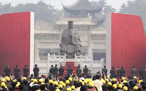 4月10日,在2011中國(guó)(無(wú)錫)吳文化節(jié)開(kāi)幕式上,嘉賓為吳國(guó)第一代君主泰伯的銅像揭幕。新華社發(fā)(潘正光 攝)