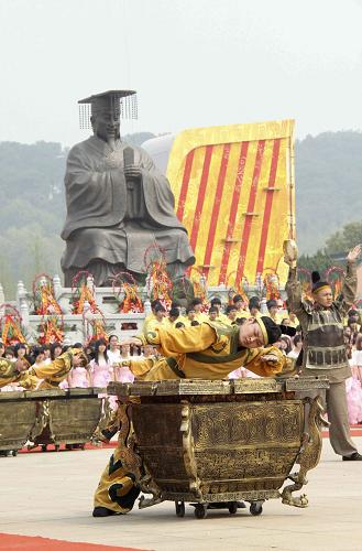 4月10日,在2011中國(guó)(無(wú)錫)吳文化節(jié)開(kāi)幕式上,演員表演大型祭祀樂(lè)舞。新華社發(fā)(盛國(guó)平 攝)
