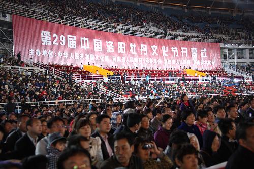 第29屆中國(guó)洛陽(yáng)牡丹文化節(jié)開幕式慶典晚會(huì)現(xiàn)場(chǎng)(4月10日攝)。4月10日,第29屆中國(guó)洛陽(yáng)牡丹文化節(jié)開幕式“盛世天香溢中華”大型文藝慶典晚會(huì)在河南洛陽(yáng)新區(qū)體育場(chǎng)舉行。據(jù)介紹,洛陽(yáng)市現(xiàn)有牡丹觀賞園近20家,牡丹種植面積28000多畝,6000余萬株。洛陽(yáng)牡丹花會(huì)始于1983年,已經(jīng)成功舉辦了28屆。2010年11月,經(jīng)文化部正式批準(zhǔn),洛陽(yáng)牡丹花會(huì)升格為國(guó)家級(jí)節(jié)會(huì),更名為“中國(guó)洛陽(yáng)牡丹文化節(jié)”,由文化部和河南省人民政府主辦。據(jù)悉,本屆中國(guó)洛陽(yáng)牡丹文化節(jié)還將在北京市和上海市設(shè)分會(huì)場(chǎng),舉辦豐富多彩的節(jié)會(huì)活動(dòng)。新華社記者 張燕輝 攝