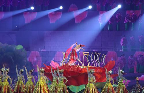 4月10日,演員在中國(guó)洛陽(yáng)牡丹文化節(jié)開幕式慶典晚會(huì)上表演。新華社記者 張燕輝 攝