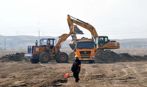 4月12日,在新疆G216線五彩灣至大黃山高速公路施工現(xiàn)場,工作人員在緊張施工。當(dāng)日,新疆首條沙漠高速公路——G216線五彩灣至大黃山高速公路正式開工建設(shè)。這條沙漠高速公路是新疆吐(魯番)烏(魯木齊)大(黃山)高等級公路的延伸,建成后將成為北疆通往南疆東部的重要干線。據(jù)施工單位中鐵二十局介紹,這項工程施工區(qū)域位于古爾班通古特沙漠東部,沙漠路段比例高達(dá)41.8%,施工難度大。新華社記者 趙戈 攝