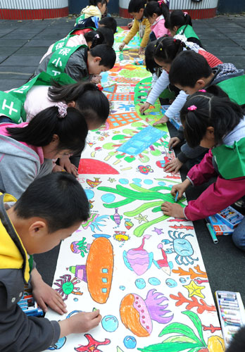 4月19日,蘇州市挹秀幼兒園的小朋友們?cè)趨⒓迎h(huán)保長(zhǎng)卷繪畫(huà)活動(dòng)。當(dāng)日,江蘇省蘇州市挹秀幼兒園開(kāi)展“放飛綠色夢(mèng)想 共建綠色家園”環(huán)保長(zhǎng)卷繪畫(huà)活動(dòng),迎接4月22日“世界地球日”的到來(lái)。新華社發(fā)(杭興微 攝)