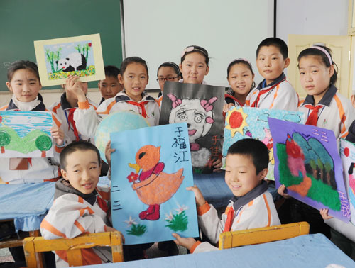 4月19日,黑河市第三小學(xué)的學(xué)生們展示自己利用廢舊物品創(chuàng)作的手工作品。當(dāng)日,黑龍江省黑河市第三小學(xué)圍繞“珍惜地球資源 轉(zhuǎn)變發(fā)展方式”這一主題,組織學(xué)生開(kāi)展世界地球日紀(jì)念活動(dòng)。每年的4月22日為世界地球日。新華社發(fā)(邱齊龍 攝)
