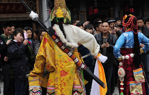 4月19日,藏區(qū)民族服飾吸引了眾多游客駐足觀賞。新華社記者 江宏景 攝