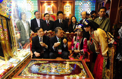 4月19日,幾位世界旅游組織的嘉賓在四川省馬爾康縣的旅游展示窗口品嘗酥油茶。新華社記者 江宏景 攝