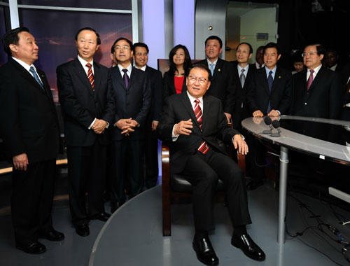 當?shù)貢r間4月19日,正在肯尼亞訪問的中共中央政治局常委李長春親切看望中央媒體駐非洲總站記者。這是李長春在中央電視臺非洲中心記者站與北京演播室互動。 新華社記者馬占成攝