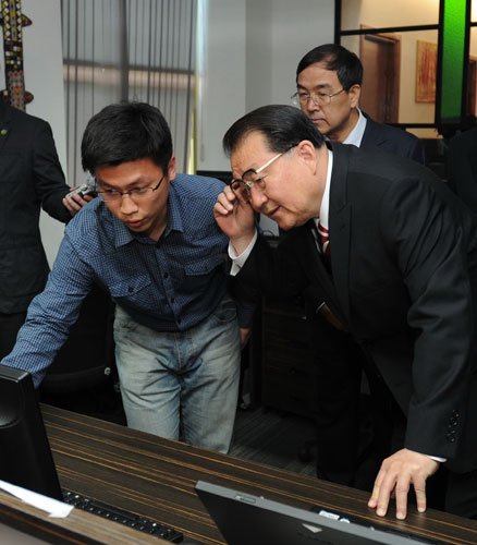 當?shù)貢r間4月19日,正在肯尼亞訪問的中共中央政治局常委李長春親切看望中央媒體駐非洲總站記者。這是李長春在中央電視臺非洲中心記者站了解技術發(fā)展情況。 新華社記者馬占成攝