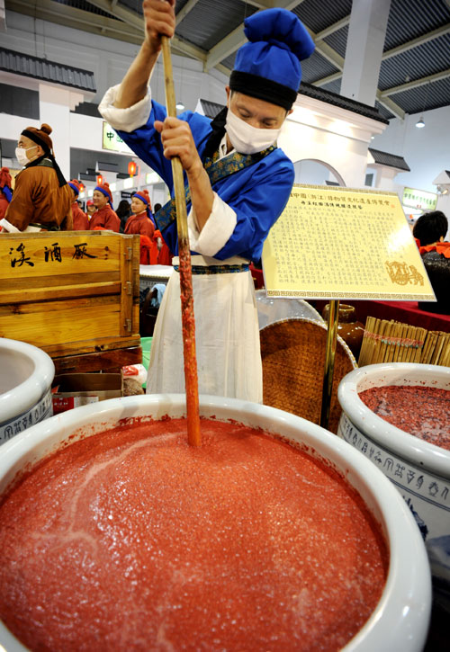 4月20日,在義烏“文博會”非物質(zhì)文化遺產(chǎn)展區(qū),義烏丹溪酒廠的工作人員演示古老的釀酒工藝。新華社發(fā)(張建成 攝)