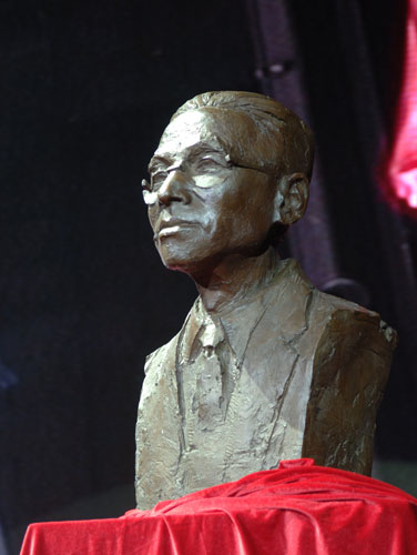 這是4月20日拍攝的即將安放于清華大學(xué)建筑館內(nèi)的梁思成先生銅像。新華社記者 趙琬微 攝