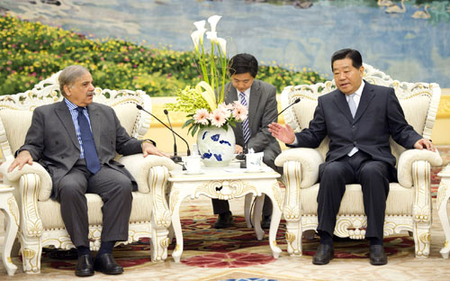 4月20日,中共中央政治局常委、全國政協(xié)主席賈慶林在北京人民大會(huì)堂會(huì)見以聯(lián)盟總裁、旁遮普省首席部長謝里夫?yàn)閳F(tuán)長的巴基斯坦穆斯林聯(lián)盟(謝里夫派)代表團(tuán)。新華社記者 黃敬文 攝
