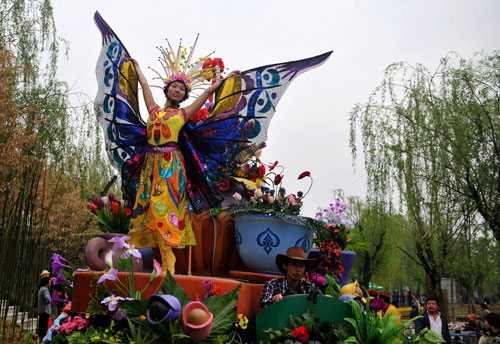 4月20日,演員在西安世園會園區(qū)內(nèi)進(jìn)行盛裝巡游。新華社記者 劉瀟 攝