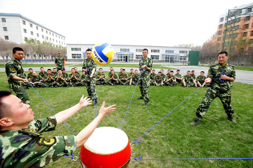 4月21日,公安邊防部隊烏魯木齊指揮學(xué)校學(xué)員正在進行心理行為訓(xùn)練中的“眾人擊鼓”項目。新華社發(fā)(林鑫 攝)
