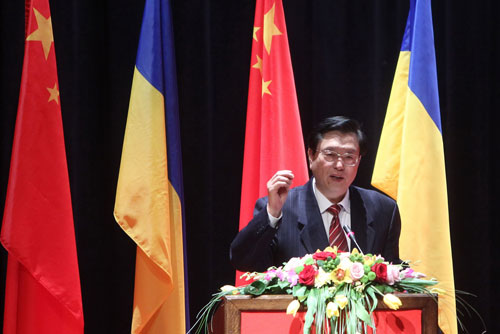 4月20日,正在烏克蘭訪問的中國國務(wù)院副總理張德江在基輔出席中國-烏克蘭雙邊企業(yè)家理事會(huì)成立大會(huì)。這是張德江在成立大會(huì)上發(fā)言。新華社記者 魯金博 攝