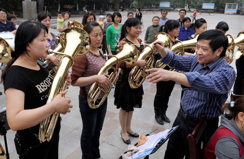 女子管樂(lè)團(tuán)的男老師在指導(dǎo)團(tuán)員演奏曲目(4月20日攝)。新華社發(fā)(周舸 攝)