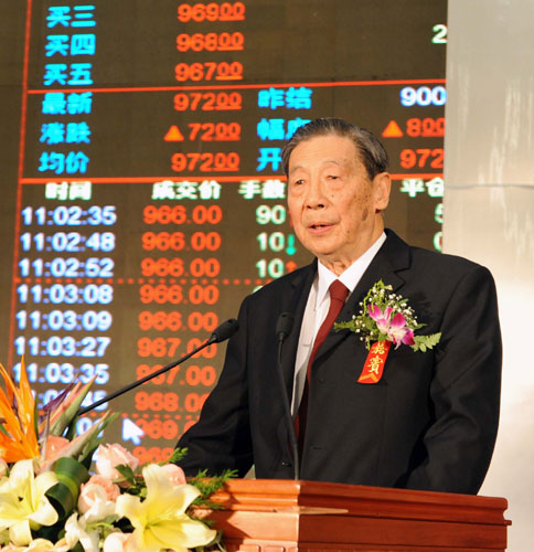 4月21日,著名經(jīng)濟(jì)學(xué)家茅于軾在開(kāi)市儀式上致辭。 當(dāng)日,我國(guó)首家有色金屬現(xiàn)貨電子交易所——昆明泛亞有色金屬交易所在云南海埂會(huì)堂開(kāi)市。云南省有色金屬儲(chǔ)量極為豐富,被譽(yù)為“有色金屬王國(guó)”,已發(fā)現(xiàn)礦產(chǎn)有142種,92種探明了儲(chǔ)量,其中35種礦產(chǎn)的保有儲(chǔ)量居全國(guó)第五位,有54種礦產(chǎn)保有儲(chǔ)量居全國(guó)前十位,鉛、鋅、錫的保有儲(chǔ)量均居全國(guó)第一位。以有色金屬為主的礦產(chǎn)及加工業(yè)是云南省的支柱產(chǎn)業(yè)之一。 新華社記者楊宗友攝