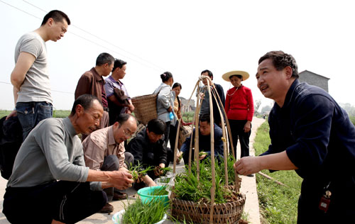 4月22日,四川省華鎣市農(nóng)業(yè)部門的技術(shù)人員在永興鎮(zhèn)白家龍村給農(nóng)民現(xiàn)場講解旱育秧分苗及拋插技術(shù)。新華社發(fā)(邱海鷹 攝)