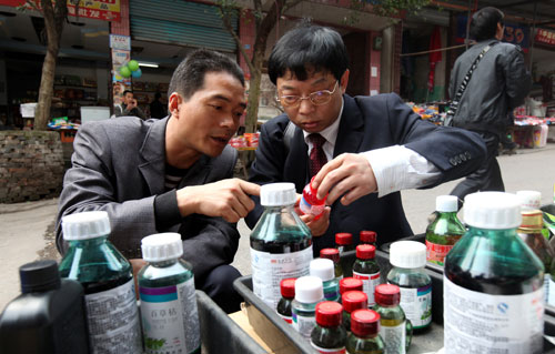 4月22日,四川省華鎣市農(nóng)業(yè)執(zhí)法人員在一處農(nóng)藥銷售網(wǎng)點進(jìn)行檢查。目前正值春耕使用農(nóng)藥的高峰期,四川省華鎣市開展農(nóng)藥市場專項整治行動,農(nóng)業(yè)執(zhí)法部門的工作人員深入鄉(xiāng)鎮(zhèn)農(nóng)藥銷售網(wǎng)點嚴(yán)檢細(xì)查,以防止不法商販銷售假冒偽劣農(nóng)藥影響春耕生產(chǎn)、坑害農(nóng)民利益,確保春耕生產(chǎn)安全。新華社發(fā)(邱海鷹 攝)