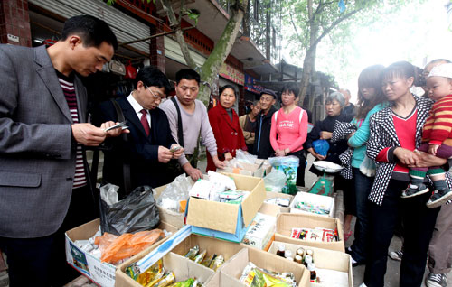 4月22日,四川省華鎣市農(nóng)業(yè)執(zhí)法人員(左一、左二)在一處農(nóng)藥銷售網(wǎng)點清理被檢查出的劣質(zhì)農(nóng)藥。新華社發(fā)(邱海鷹 攝)