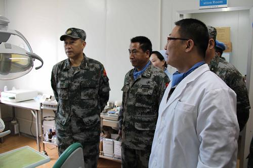 4月23日,在黎巴嫩南部邊境地區(qū),中國(guó)人民解放軍副總參謀長(zhǎng)馬曉天(左一)看望醫(yī)療分隊(duì)。新華社發(fā)(王艷波攝)