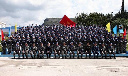 4月23日,在黎巴嫩南部邊境地區(qū),中國(guó)人民解放軍副總參謀長(zhǎng)馬曉天(中)與工兵營(yíng)官兵合影。新華社發(fā)(王艷波攝)