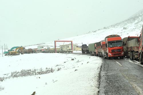 4月23日拍攝的川藏線受阻車(chē)輛。連續(xù)3天強(qiáng)降雪,造成317國(guó)道川藏線四川省境內(nèi)甘孜縣至德格縣200多公里高海拔路段風(fēng)雪彌漫,部分地區(qū)積雪厚度超過(guò)50厘米,來(lái)往車(chē)輛嚴(yán)重受阻,多處冰雪地段塞車(chē)數(shù)小時(shí),交通不暢。新華社記者 陳海寧 攝