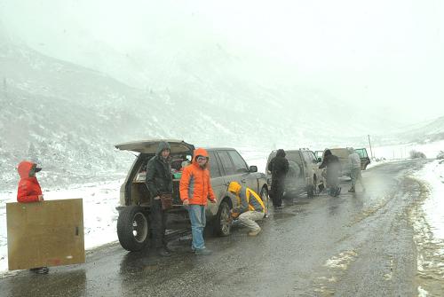 4月23日,在川藏線冰雪路段上拍攝的“拋錨”車(chē)輛。新華社記者 陳海寧 攝