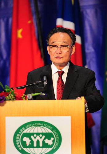 5月21日,正在納米比亞進行正式友好訪問的全國人大常委會委員長吳邦國出席在溫得和克舉行的中非青年領(lǐng)導(dǎo)人論壇開幕式并致辭。新華社記者 趙穎全 攝